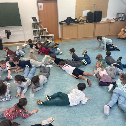 Kinder bei der Bewegungseinheit