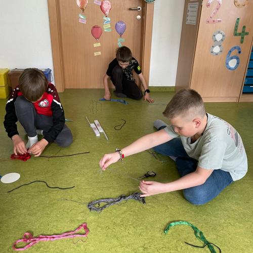Freundschaftsarmbänder knüpfen