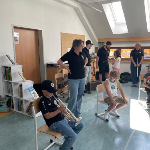 Schüler*innen probieren Blasinstrumente aus