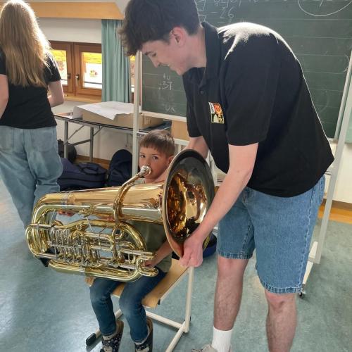 Schüler*innen probieren Blasinstrumente aus