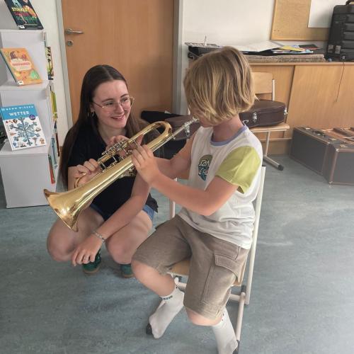 Schüler*innen probieren Blasinstrumente aus