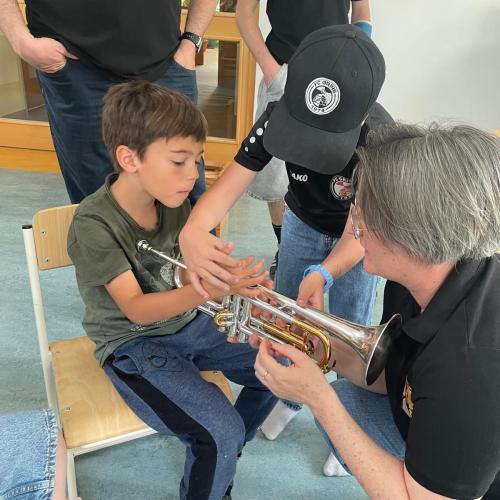 Schüler*innen probieren Blasinstrumente aus