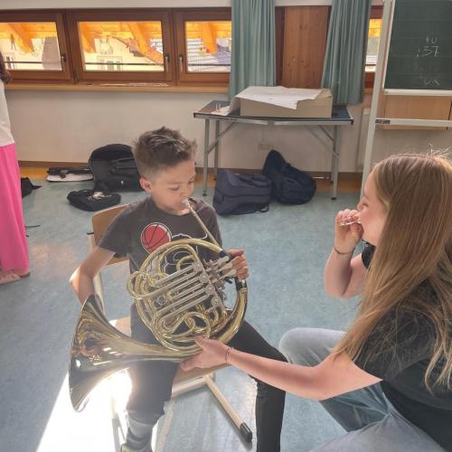 Schüler*innen probieren Blasinstrumente aus