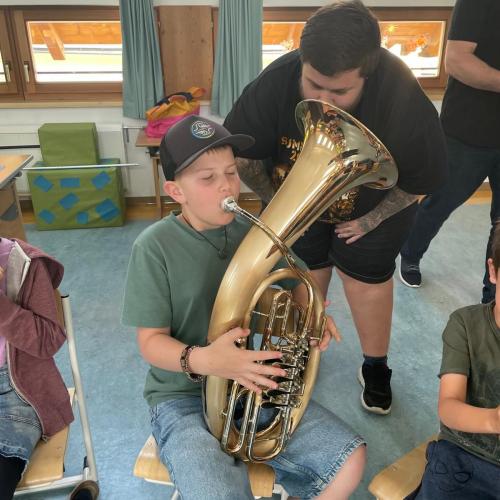 Schüler*innen probieren Blasinstrumente aus
