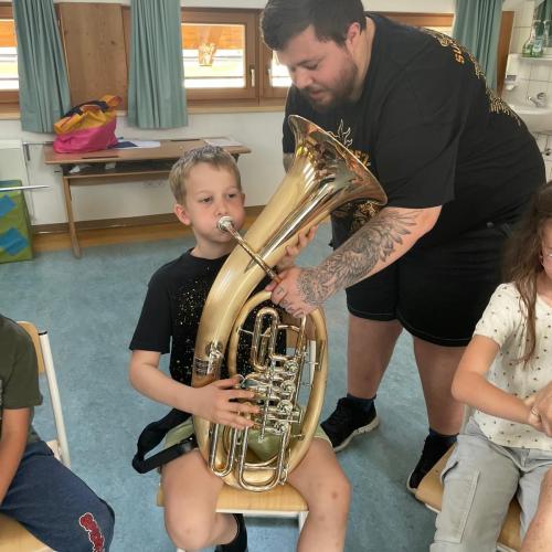 Schüler*innen probieren Blasinstrumente aus