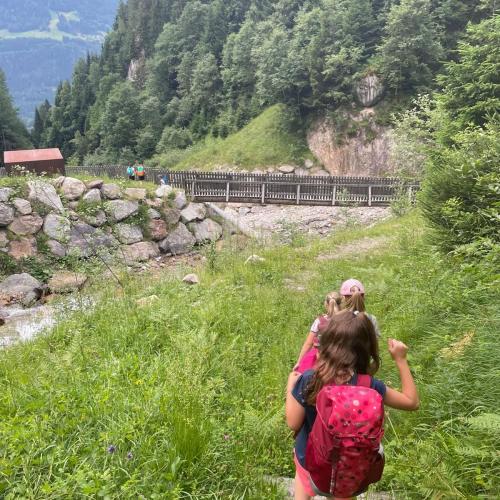 Kinder beim Wandertag zum Wildbad