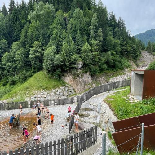 Kinder beim Wandertag zum Wildbad
