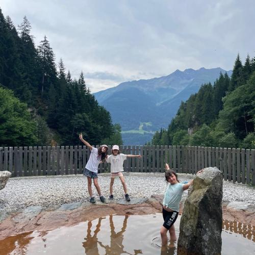 Kinder beim Wandertag zum Wildbad