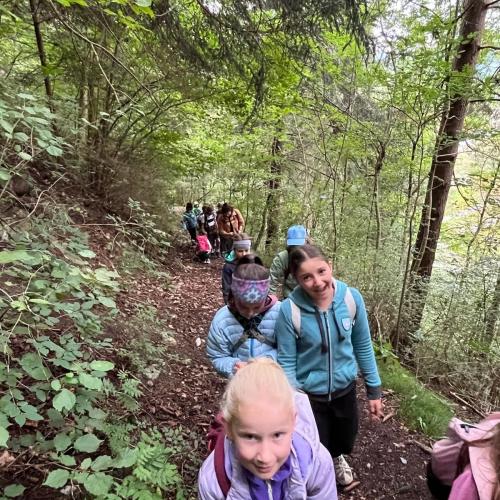 Kinder beim Wandertag zum Tramser Weiher