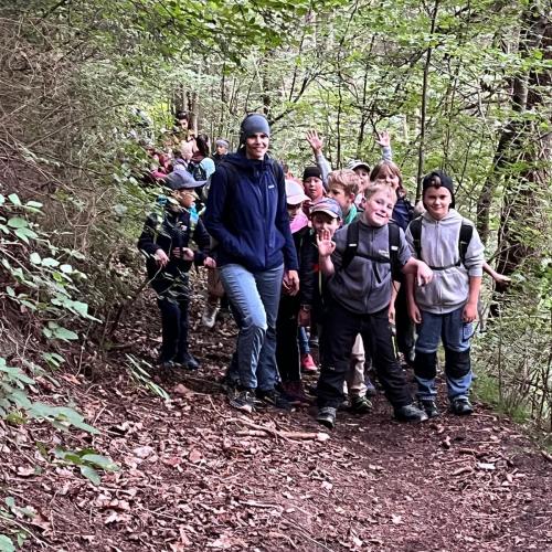 Kinder beim Wandertag zum Tramser Weiher