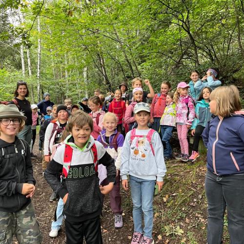 Kinder beim Wandertag zum Tramser Weiher