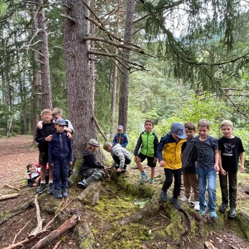 Kinder beim Wandertag zum Tramser Weiher