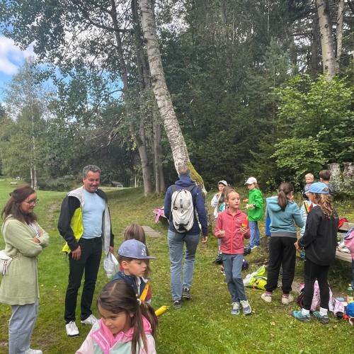 Kinder beim Wandertag zum Tramser Weiher