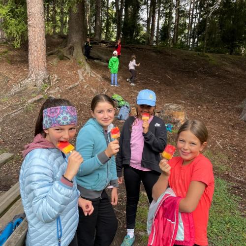 Kinder beim Wandertag zum Tramser Weiher