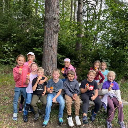 Kinder beim Wandertag zum Tramser Weiher