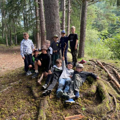 Kinder beim Wandertag zum Tramser Weiher