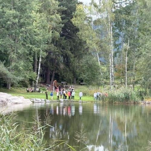 Kinder beim Wandertag zum Tramser Weiher