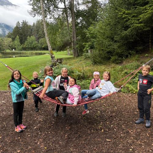 Kinder beim Wandertag zum Tramser Weiher