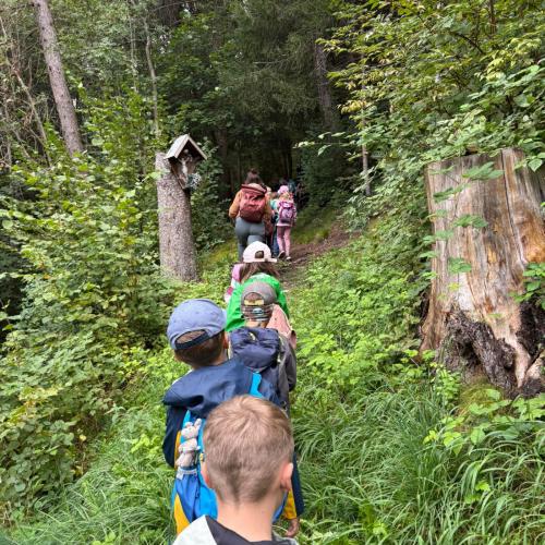 Kinder beim Wandertag zum Tramser Weiher
