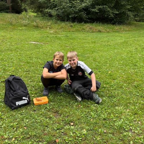 Kinder beim Wandertag zum Tramser Weiher