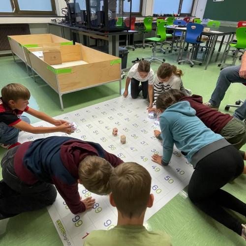 Kinder beim MINT Lab - Workshop Bee Bots