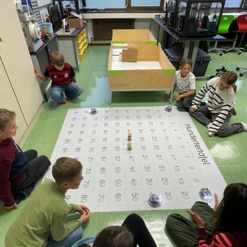 Kinder beim MINT Lab - Workshop Bee Bots