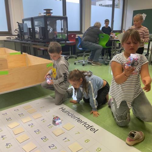 Kinder beim MINT Lab - Workshop Bee Bots