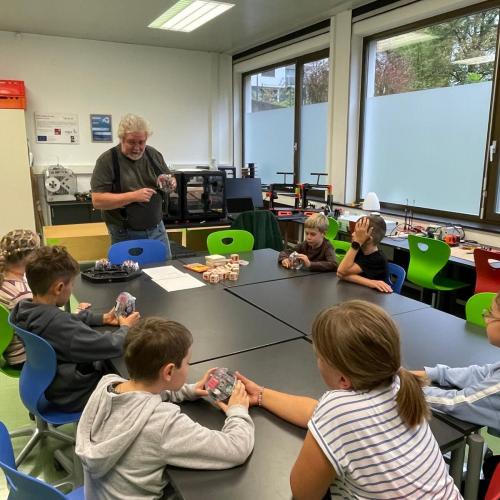 Kinder beim MINT Lab - Workshop Bee Bots