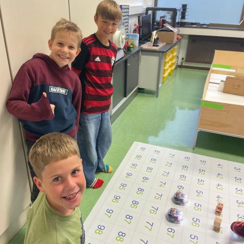 Kinder beim MINT Lab - Workshop Bee Bots