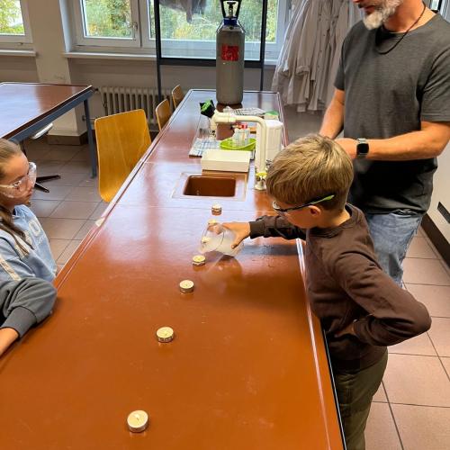 Kinder im MINT Lab - Workshop Trockeneis