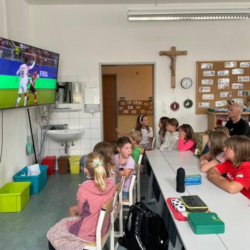 Kinder schauen das WM Spiel in der Klasse