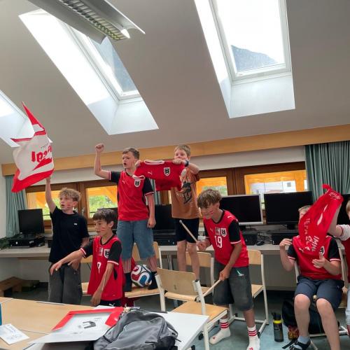 Kinder schauen das WM Spiel in der Klasse