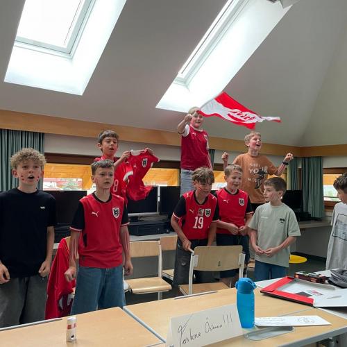 Kinder schauen das WM Spiel in der Klasse