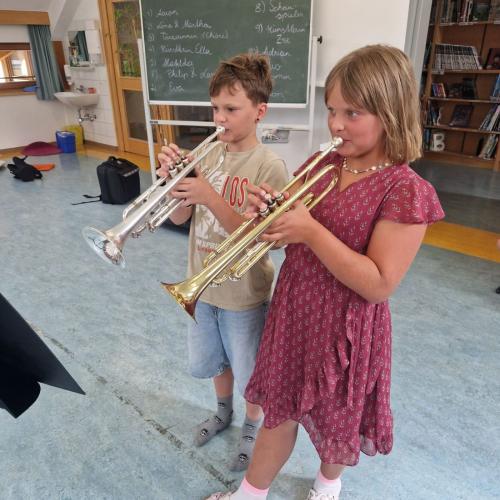 Kinder präsentieren ihre Talente