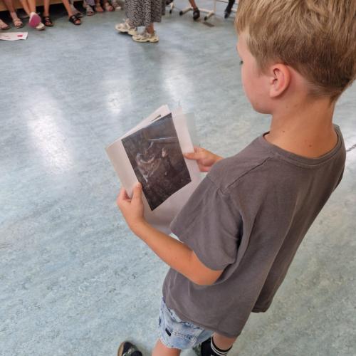 Kinder präsentieren ihre Talente