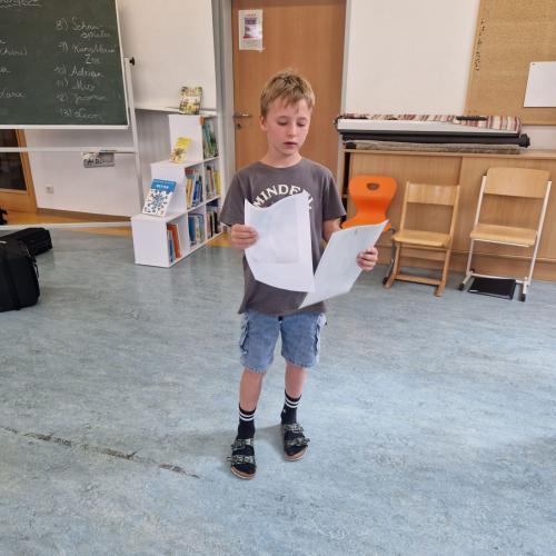 Kinder präsentieren ihre Talente