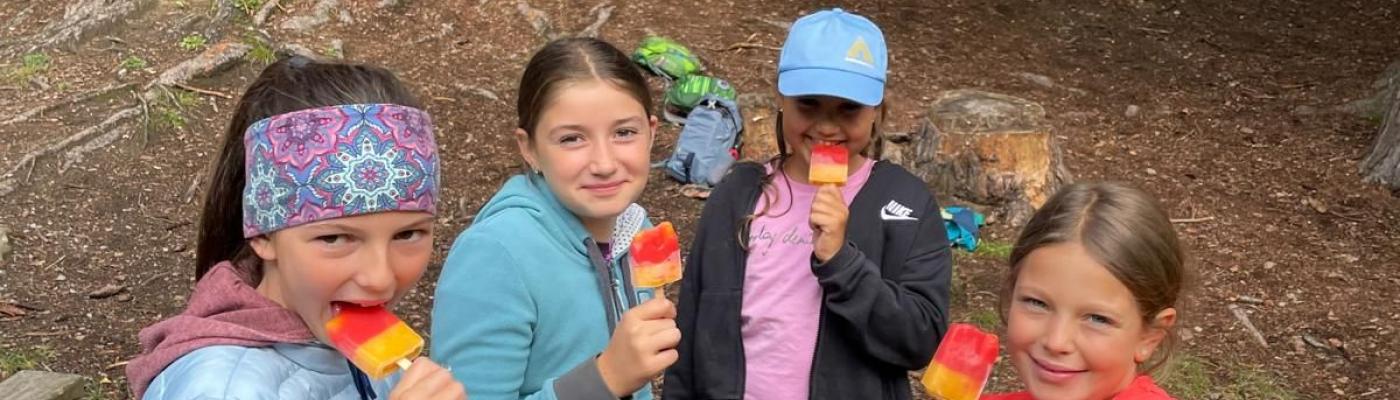 Kinder beim Wandertag zum Tramser Weiher