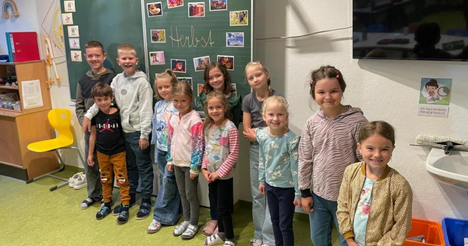 Kinder der 1. Klasse mit ihren Buddys