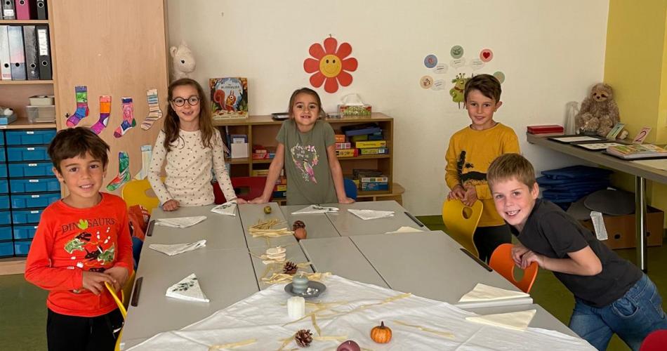 Kinder dekorieren die Klasse