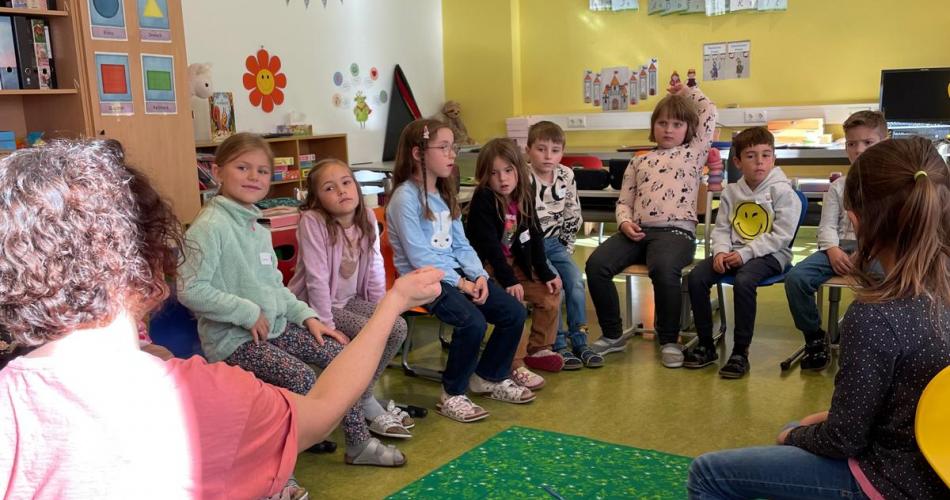 Michaela erklärt den Kindern die Mülltrennung