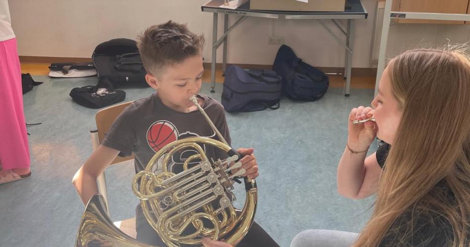 Kind probiert das Horn aus