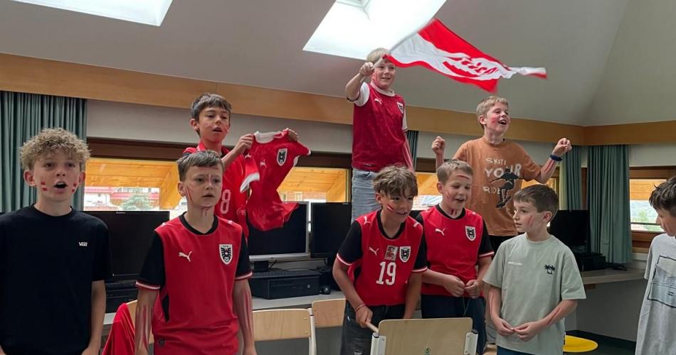 Kinder schauen das WM Spiel in der Klasse